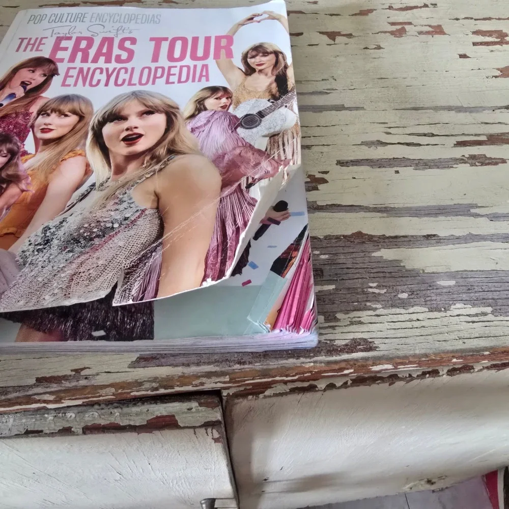 Taylor Swift The‎ Eras Tour Encyclopedia Mari Bolte Pop Culture Book Paperback